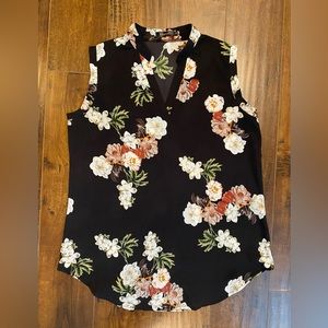Amaryllis sleeveless floral tunic-length blouse. Size L
